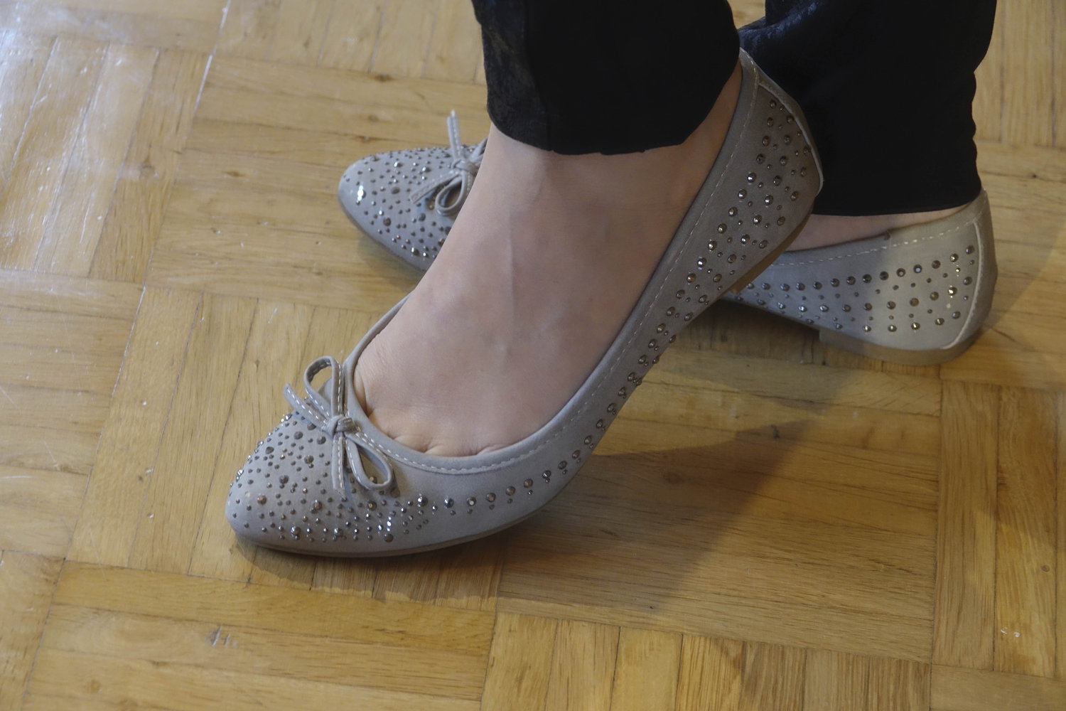 Schöne Ballerinas mit Steinchen