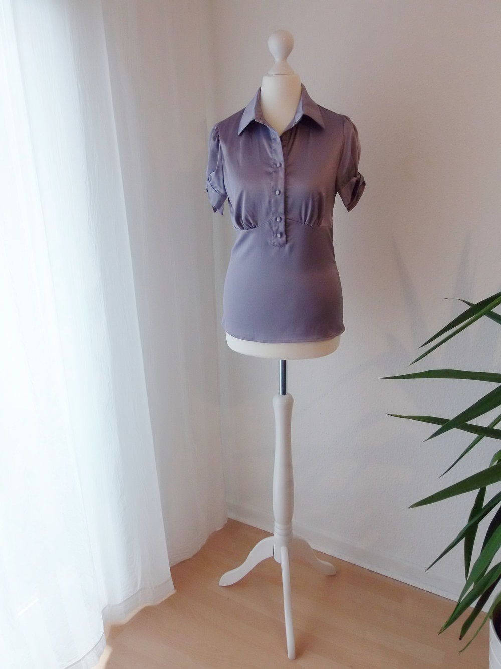 14) Schicke glänzende Bluse kurzärmelig (Unbekannt)