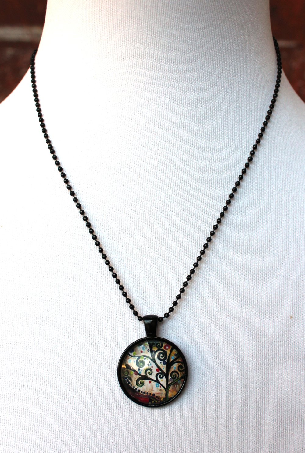 schwarze kurze Kette mit schwarz-buntem floralem Cabochon