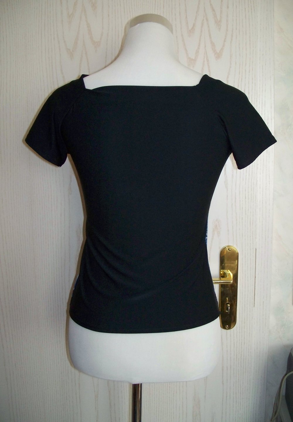 Retro-Shirt in blau-schwarz mit sexy Cut-Out vorne