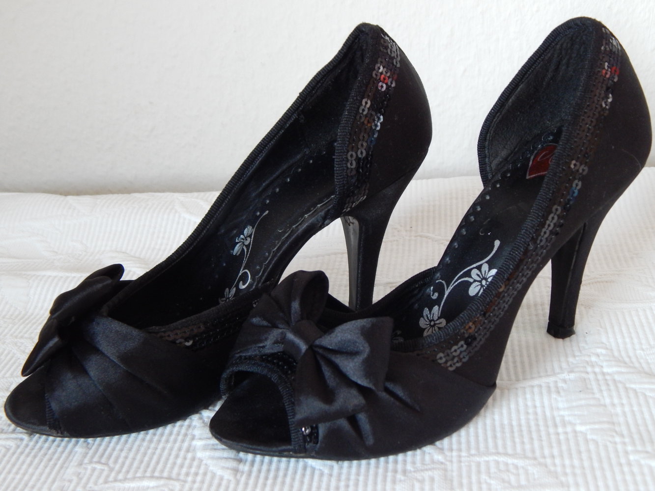 süße schwarze Peeptoes Pumps mit Schleife und Pailetten 