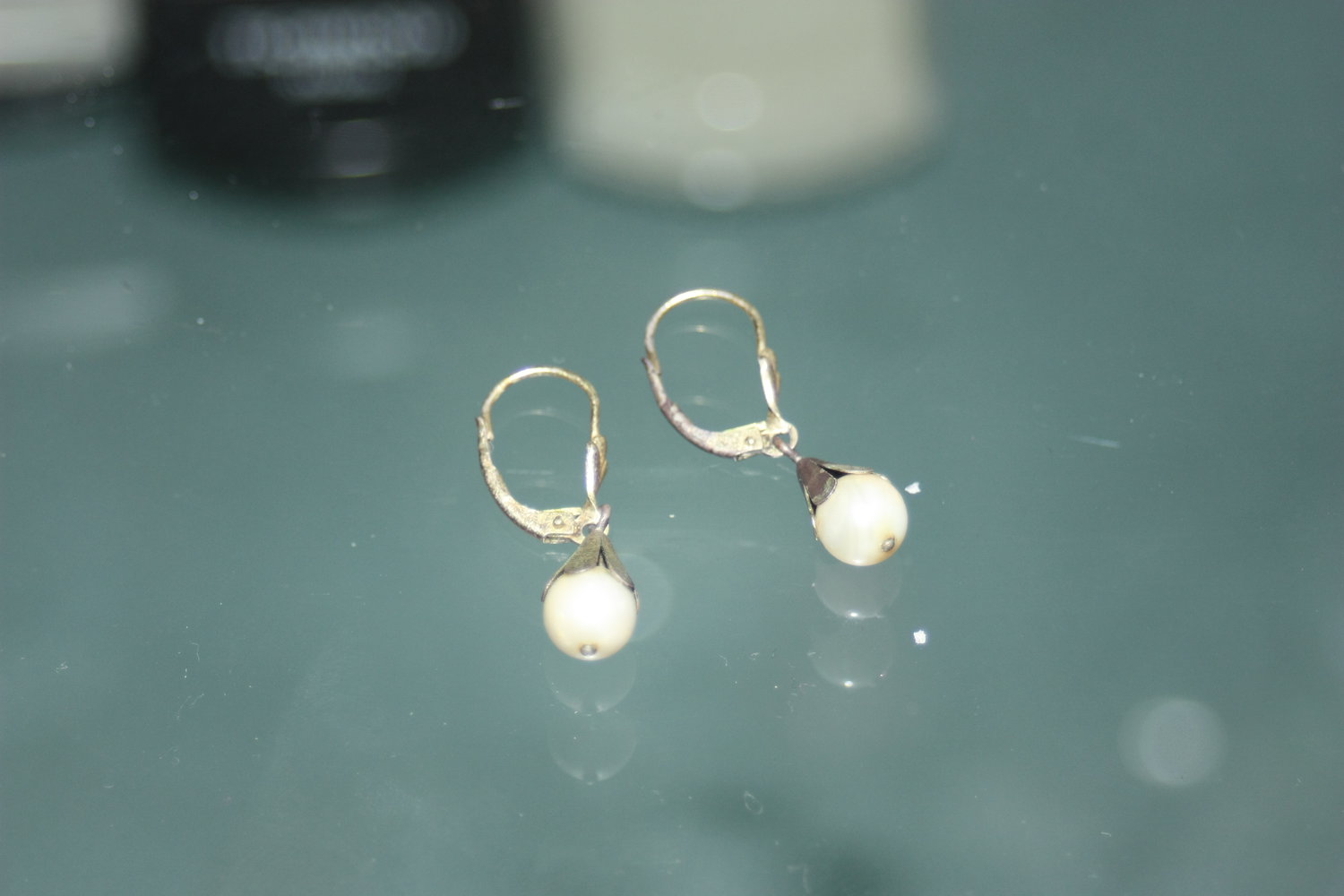 Süße kleine Ohrringe mit Perle