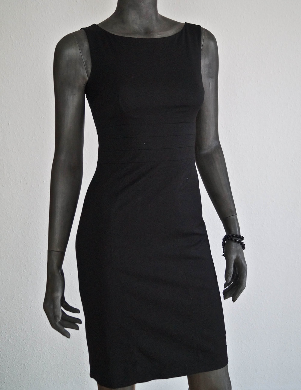 Schwarzes Etuikleid mit Detail - VB