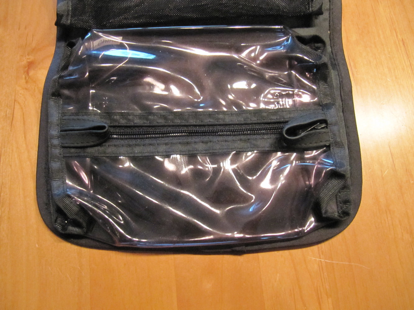 Kosmetiktasche mit abnehmbaren Täschchen