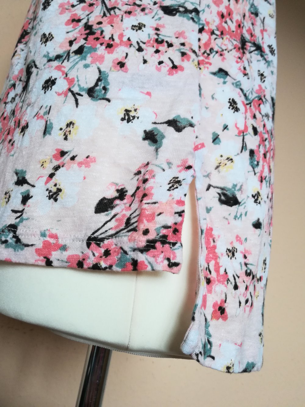 Top aus Leinen mit Kirschblütenmuster