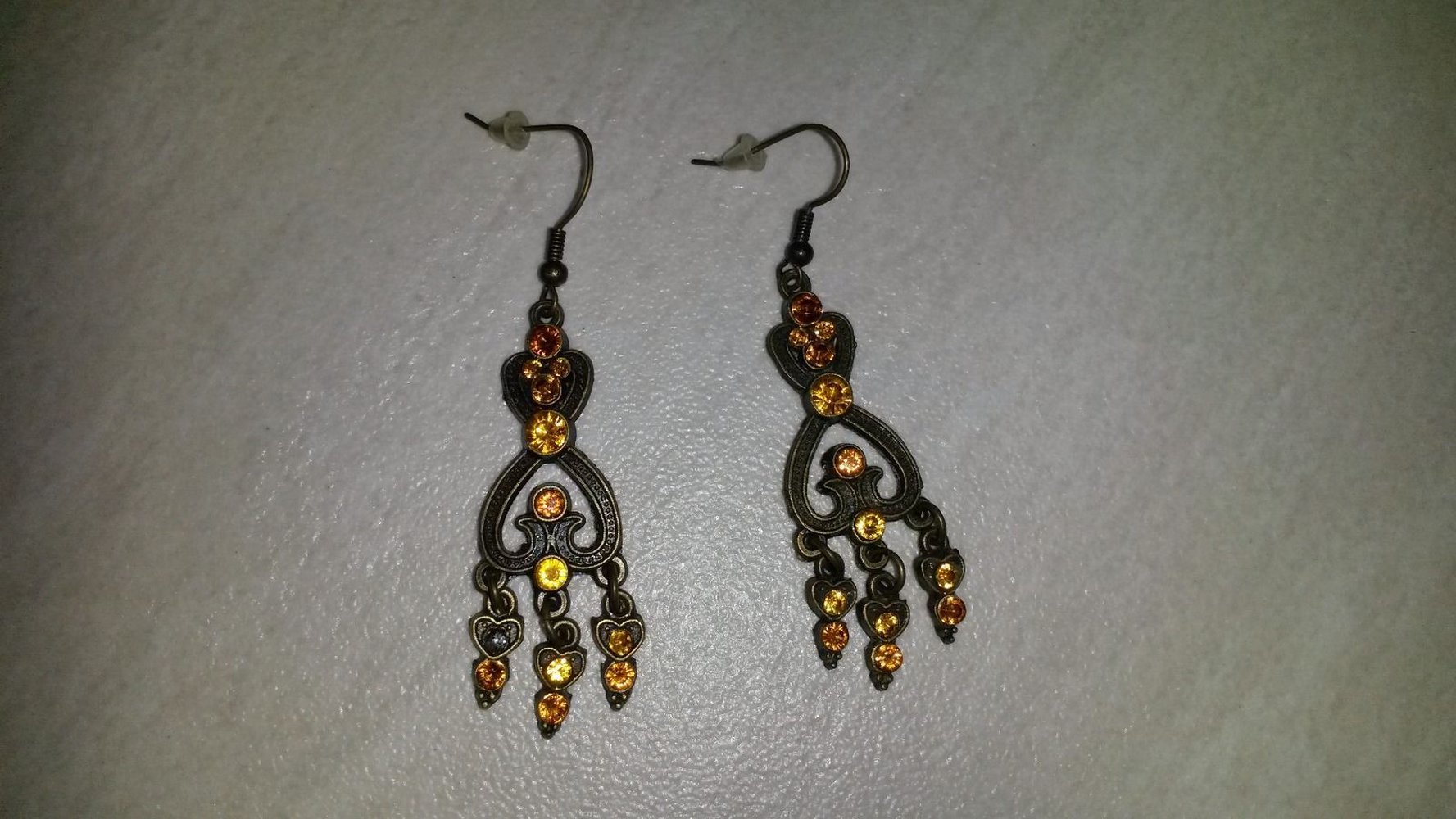 lange Hängeohrringe in einem Braun-Ton mit gelben Steinchen 