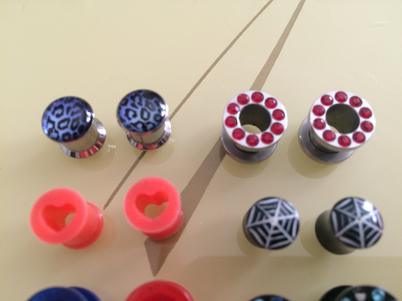 verschiedene 8mm 0,8cm Plugs Tunnel Glitzer leo