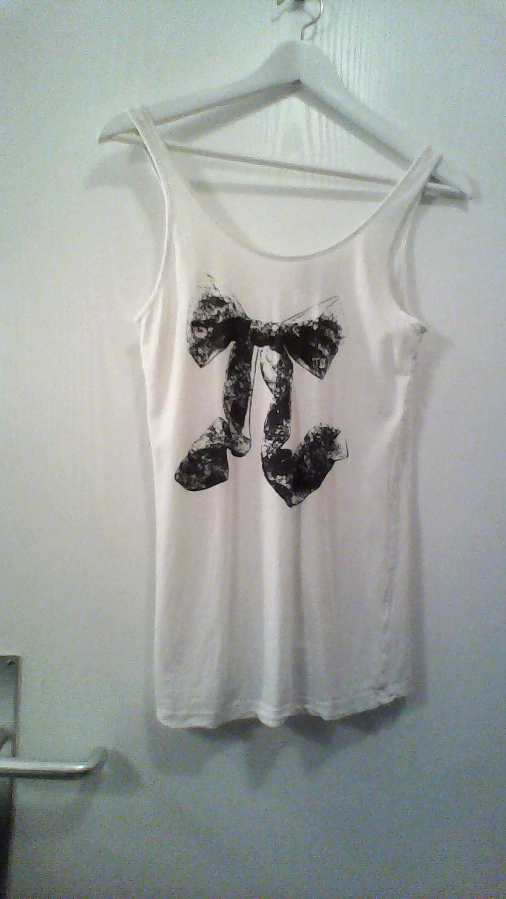 Weißes Top mit aufgedruckter schwarzer Schleife