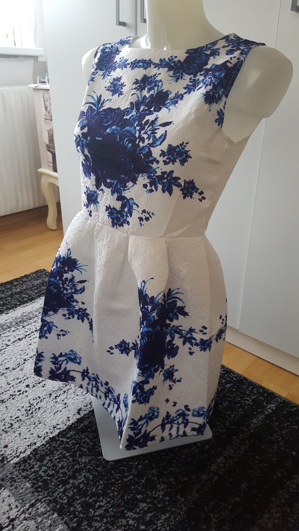 weißes Kleid mit blaue Blumen