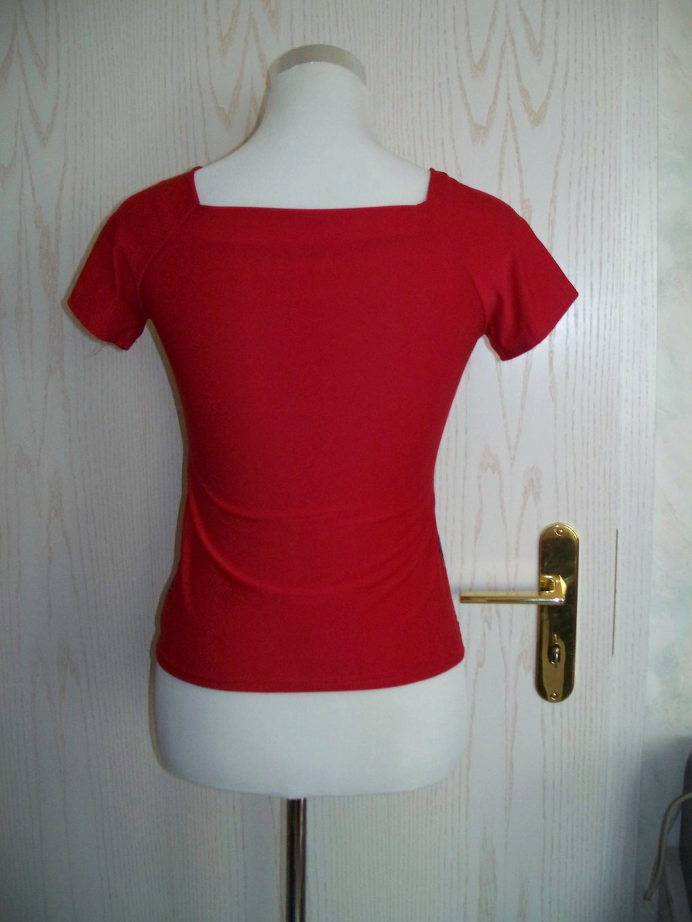 Retro-Shirt in rot mit sexy Cut-Out vorne