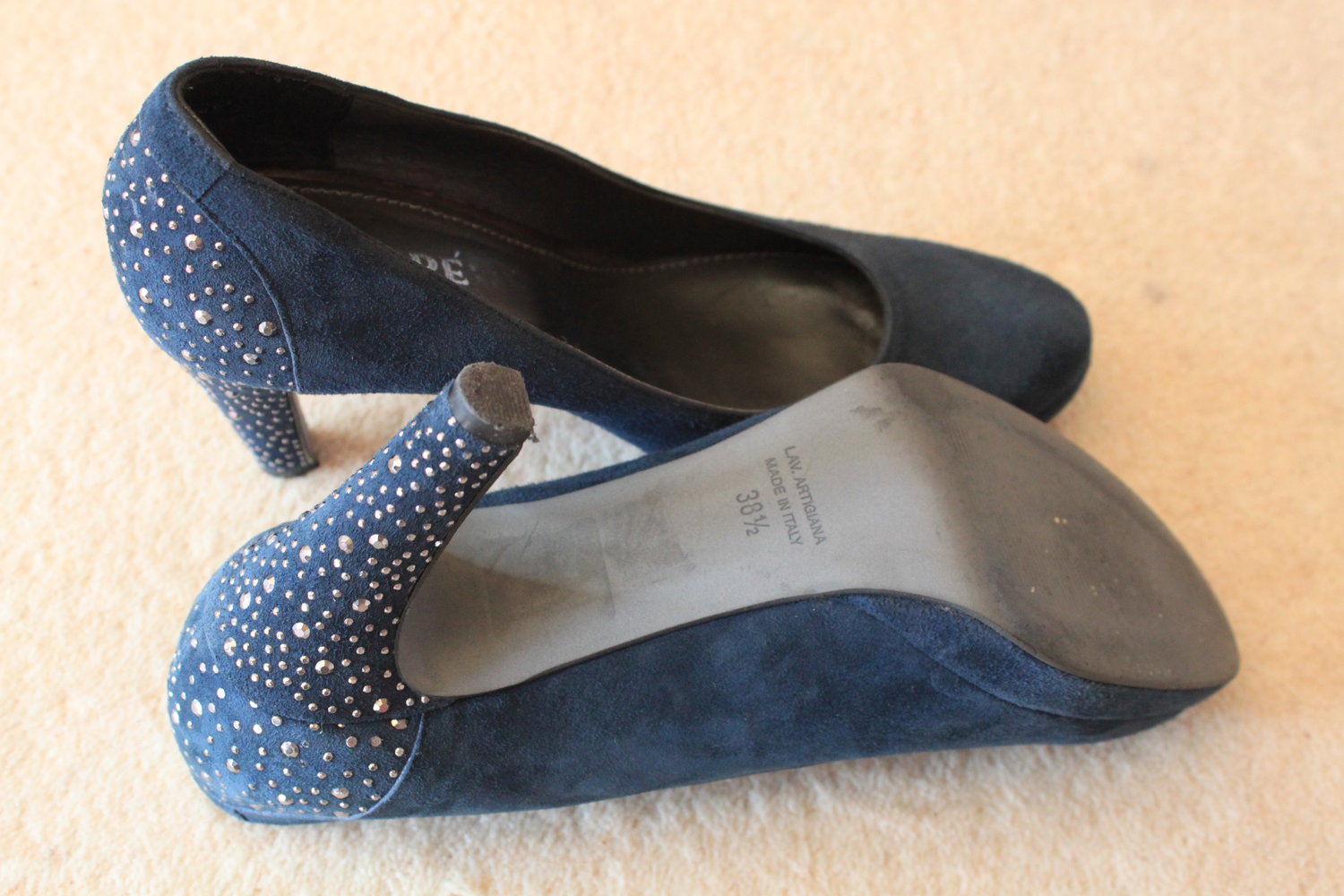 Blaue Pumps mit Strass an Fernse und Absatz von Maripé