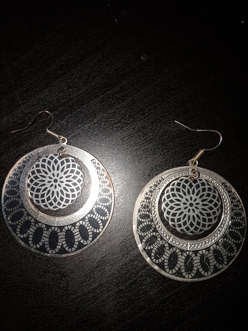 Schwarz/silberne Ornament-Ohrhänger 