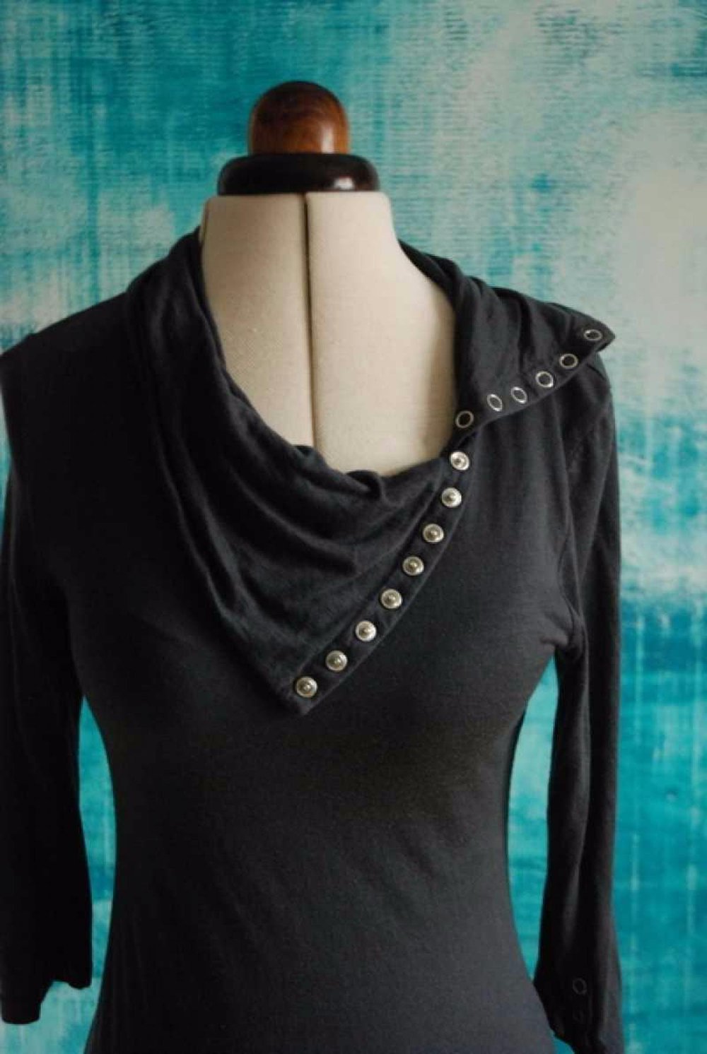 Enges Kleid mit tollem Kragen und 3/4 Arm