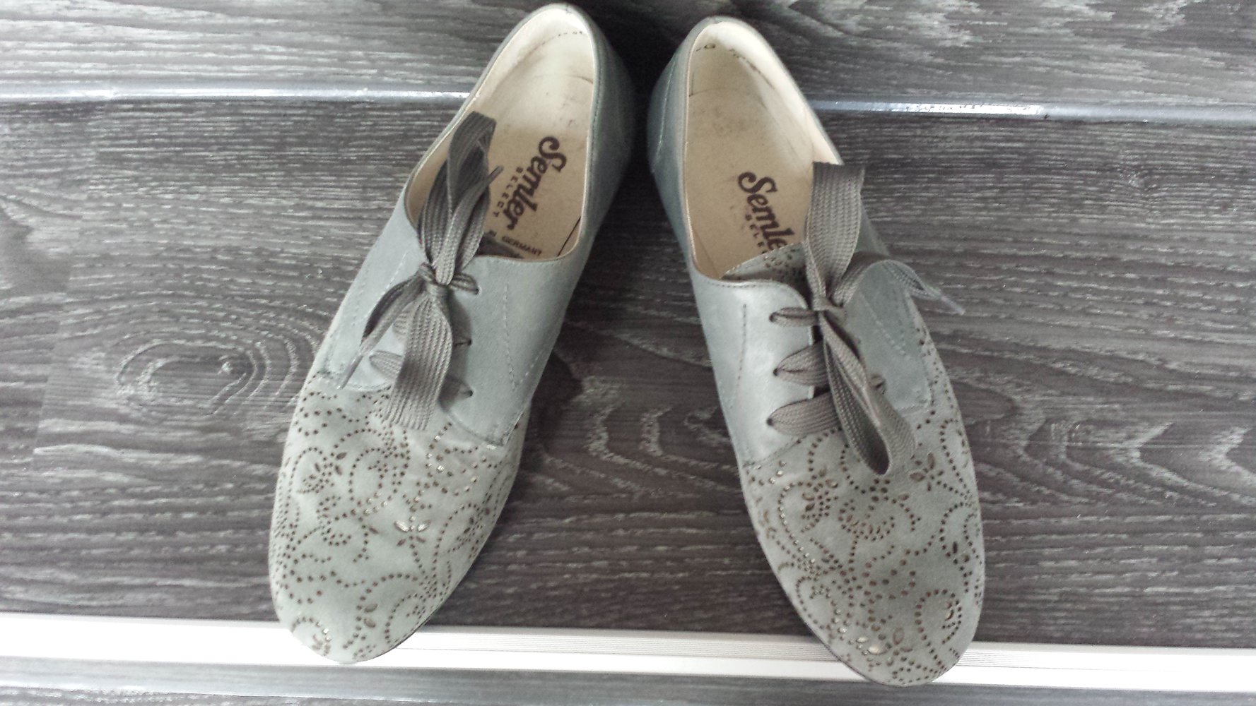 Taubenblaufarbener Schnürer 