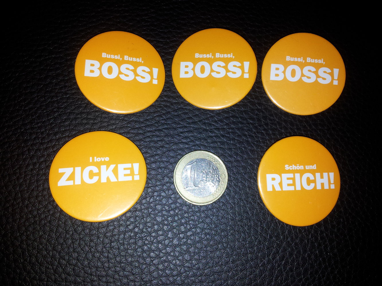 Modeschmuck Buttons Broschen Orange Sprüche