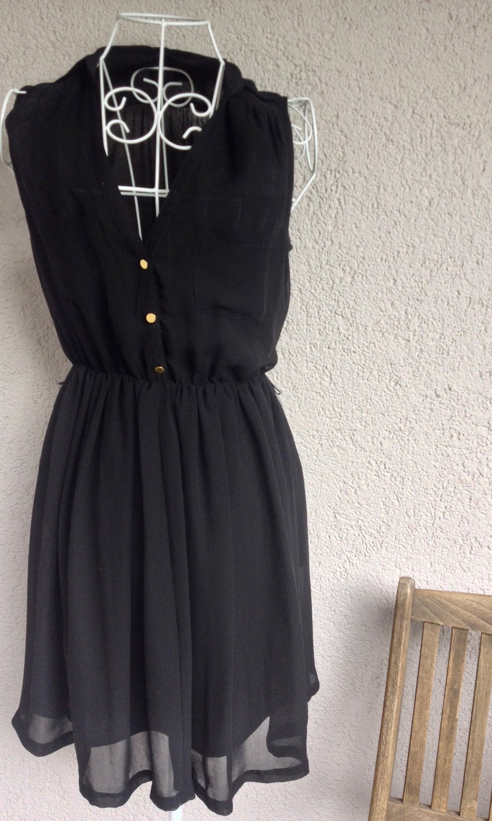 Schönes Kleid ohne Ärmel und mit transparenten Rücken von H&M