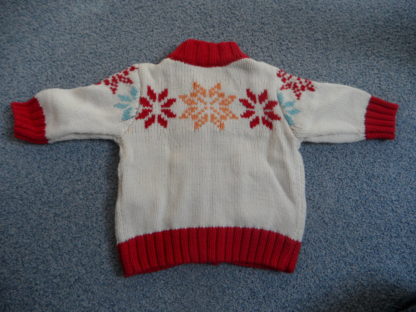 süße dicke Strickjacke