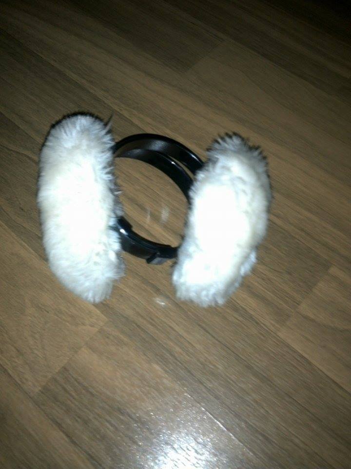 Weiße, kuschelige Ohrenwärmer