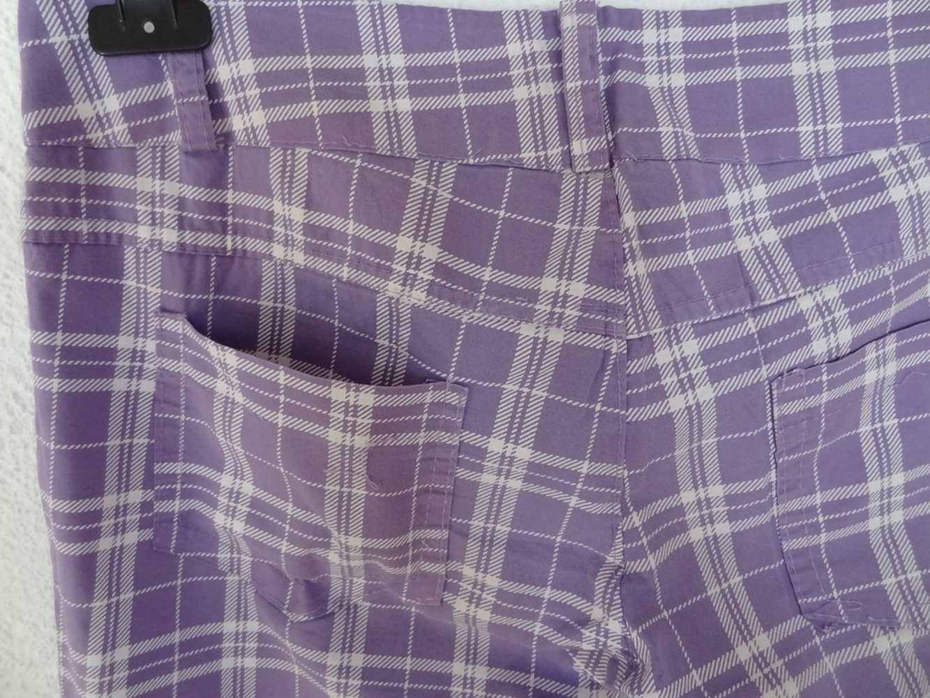 Lila/ weiße Caprihose mit Raffung