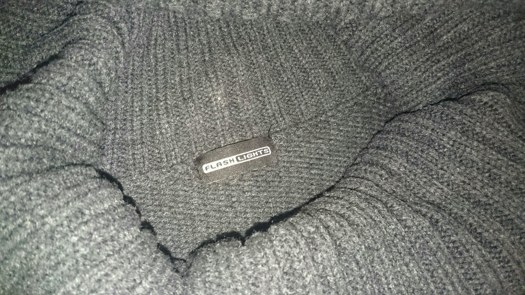 schwarzer kurzärmliger Strickpullover