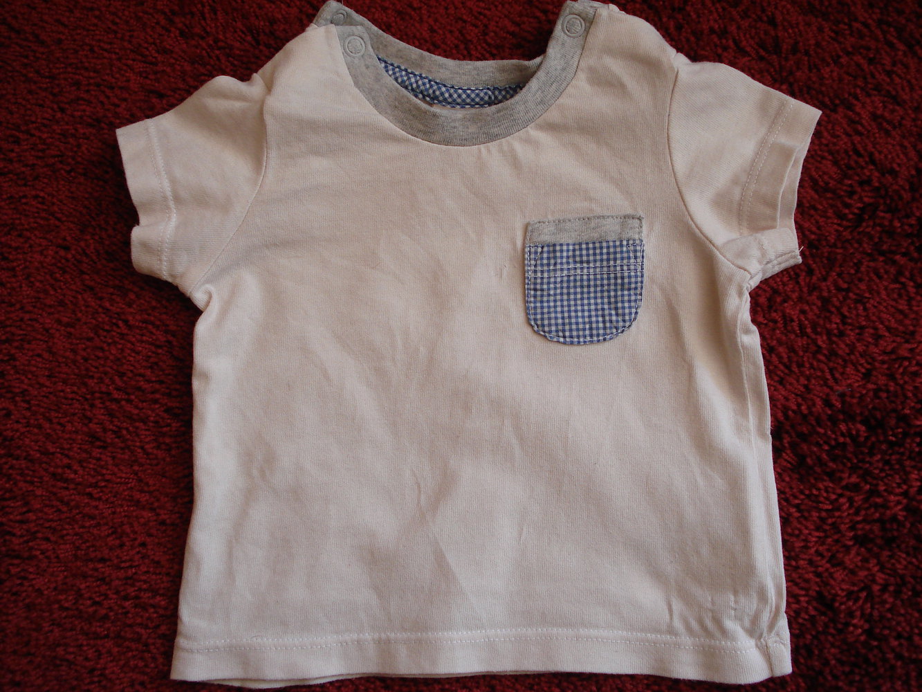 weißes Shirt mit blau-kariertem Detail