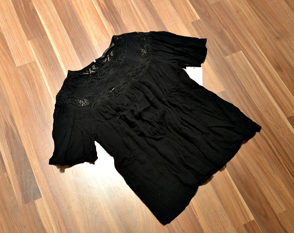 Lockere Zara Bluse schwarz mit Häkel Spitze Details am Ausschnitt NEU mit Etikett 34 XS