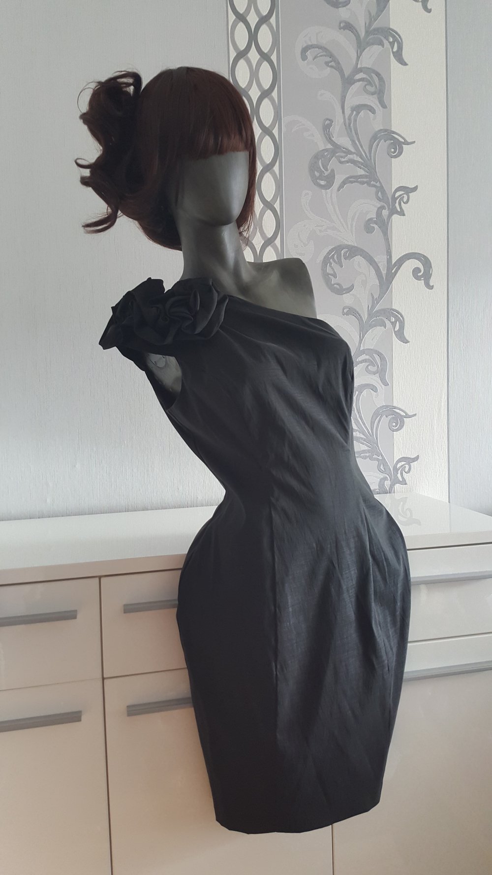 Elegantes Kleid mit 3D Blume Schwarz Figurbetonend ausgez. 12 38 40 M L evtl XL 42 dehnbar Neu