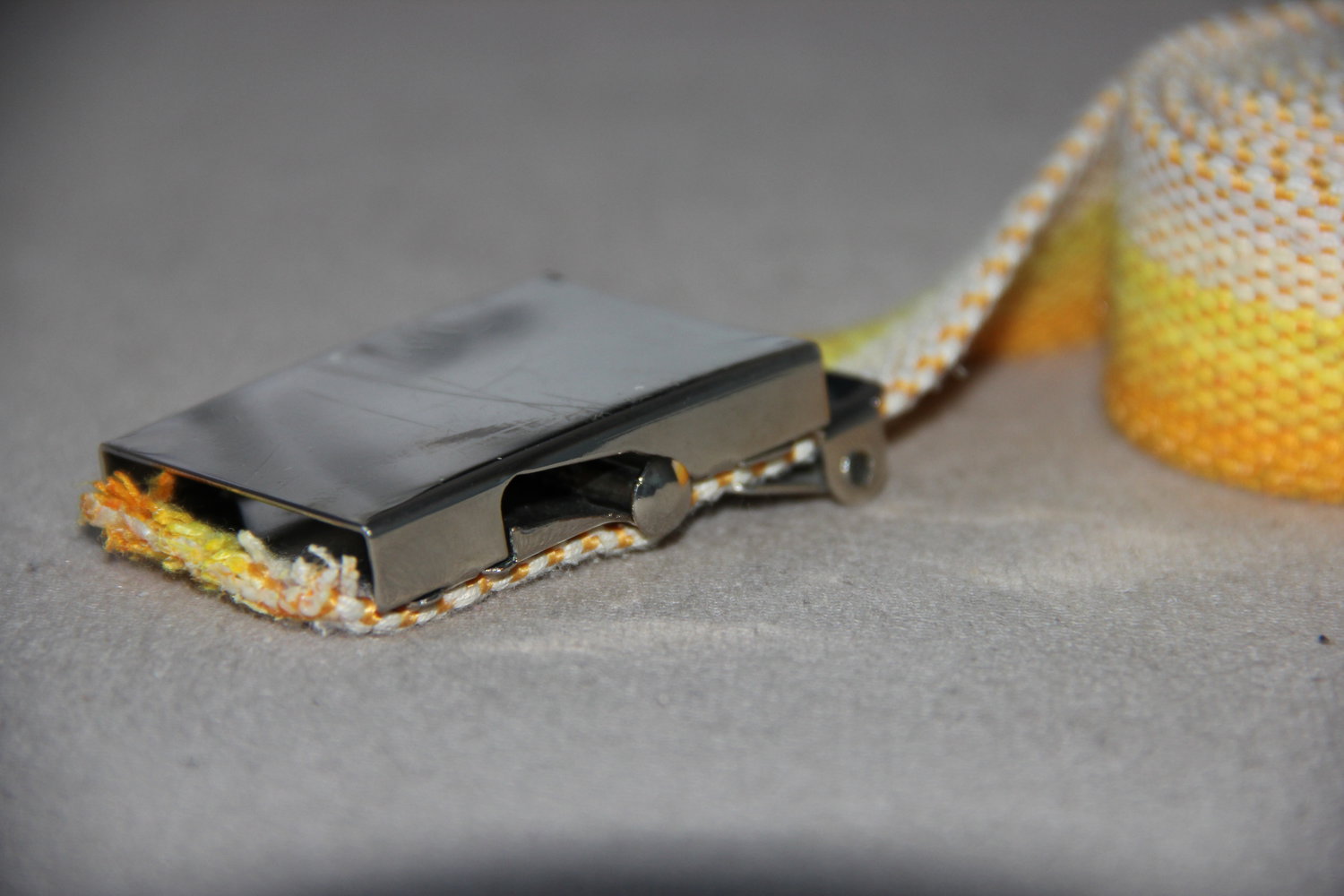 Gelbgestreifter Stoffgürtel