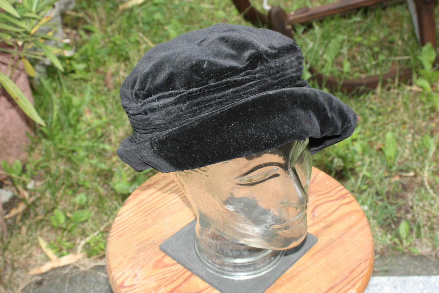 Schöne geraffte Mütze aus Samt (Innenfutter Polyester) von Hat Company