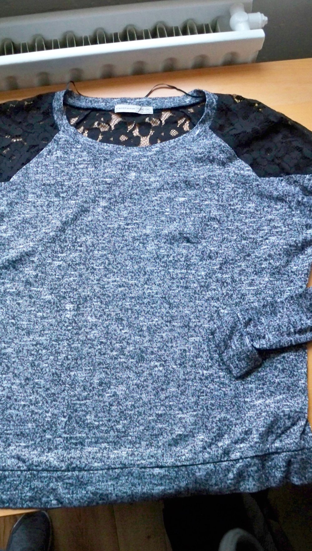 Schöner Pulli mit Spitzeneinsatz !