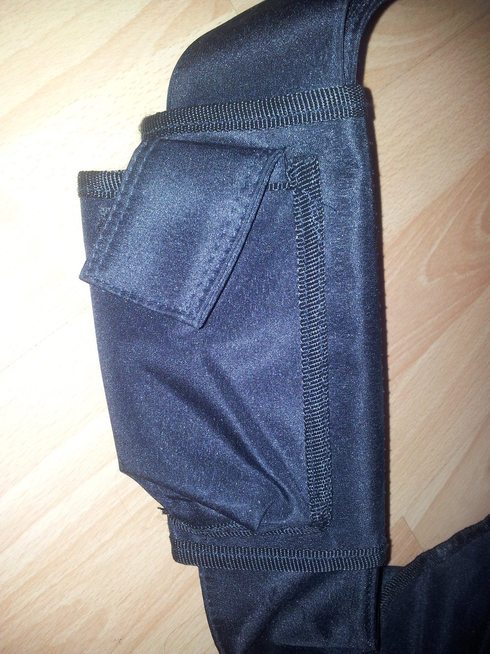 schwarze Schultertasche mit Handytasche 