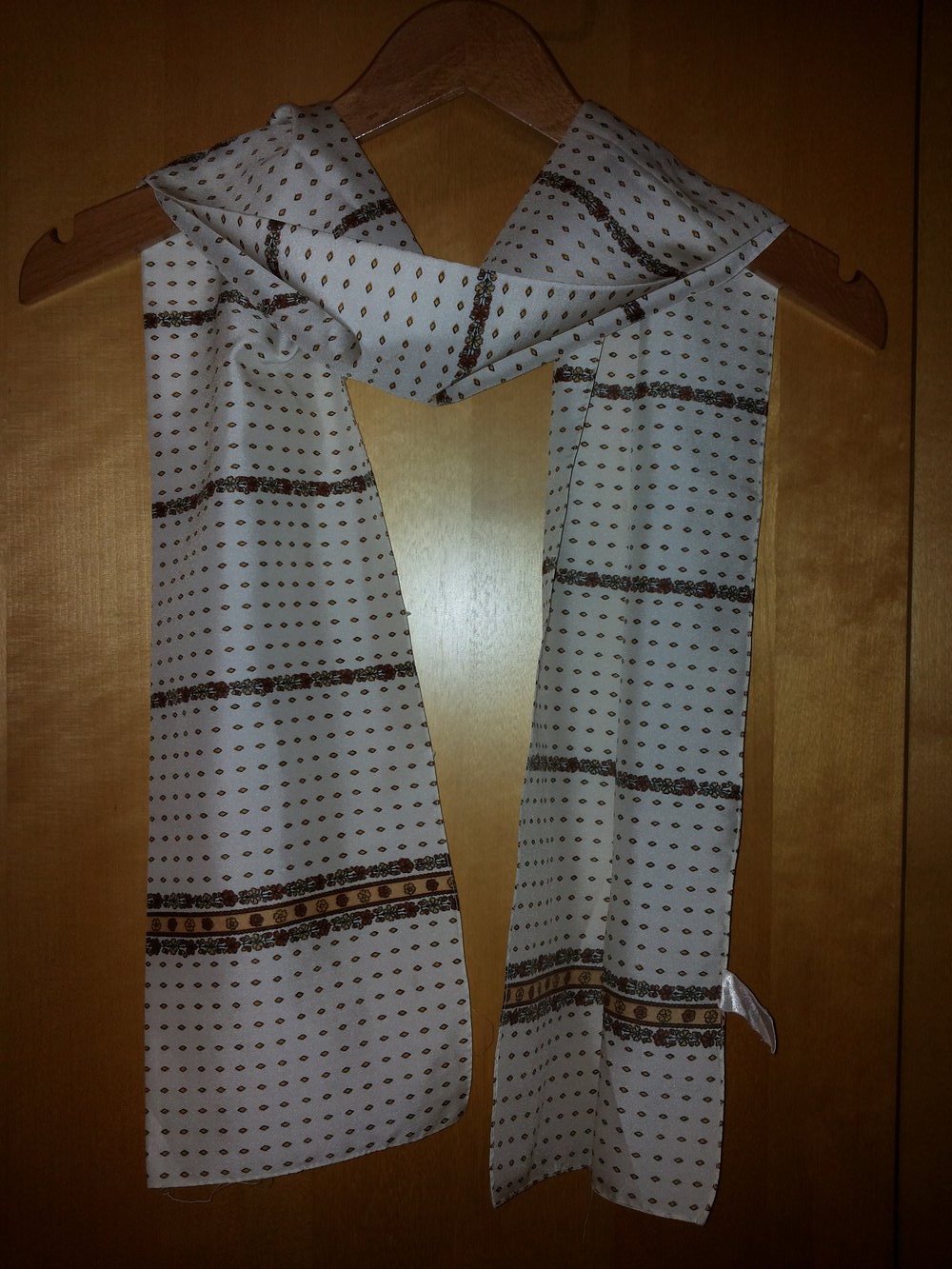 Cremeweißes gemustertes Tuch / Schal