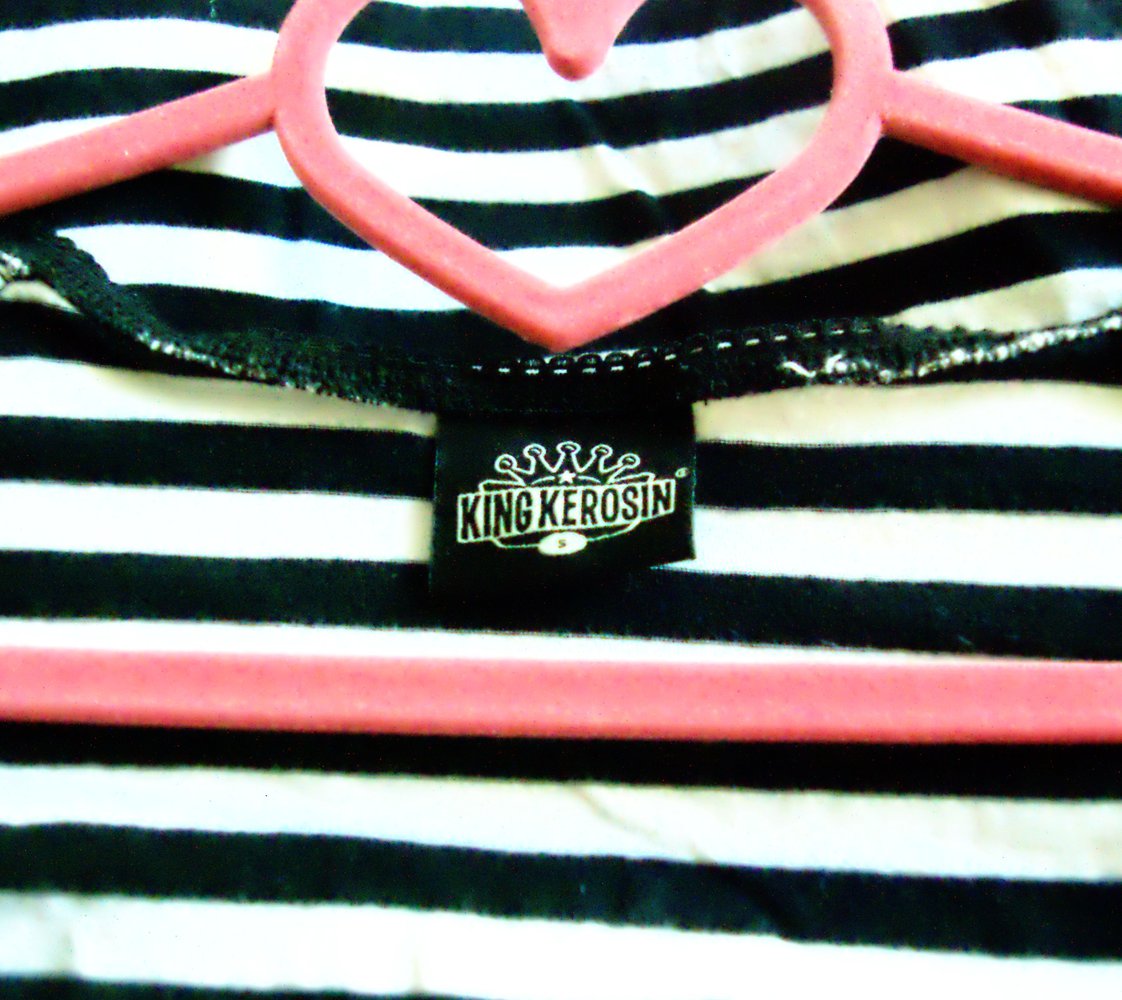 Schwarz-weiß gestreiftes King Kerosin Shirt Gr. S Rockabella zum Binden