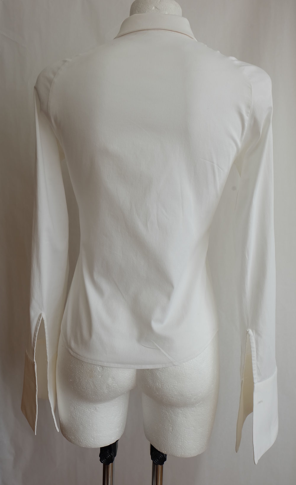 Zarte Baumwollbluse mit Elastan, Tailliert, extra breite historisch geschwungene Manschette, Raglanärmel mit Hemdkragen in weiss