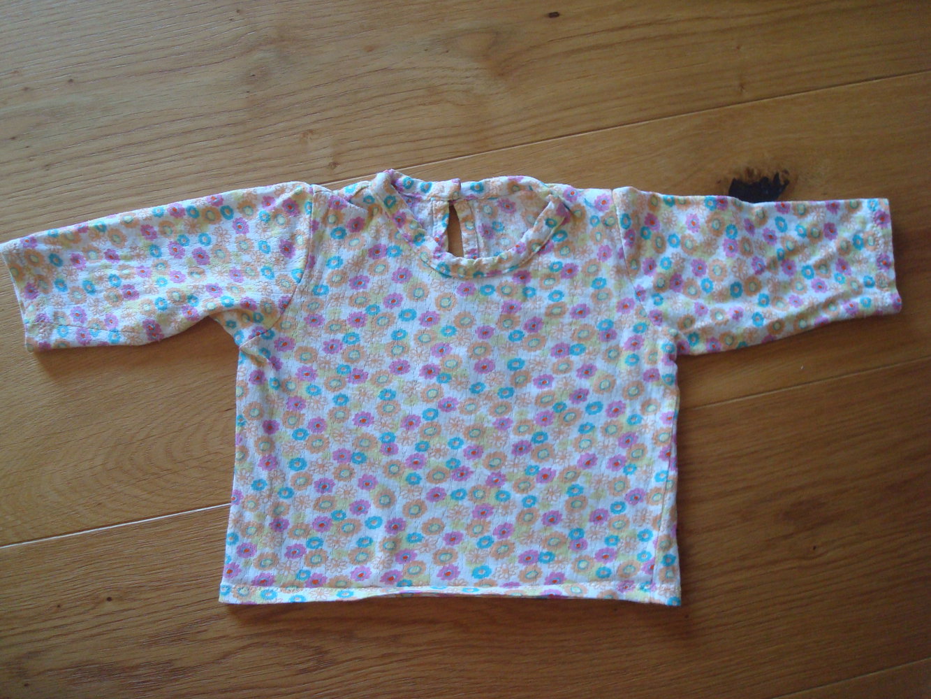 2 süße Oberteile mit Blumen Gr. 62