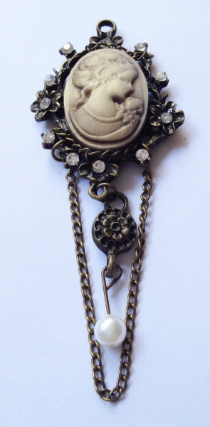 Schönes Modeschmuck-Amulett, Brosche NEU