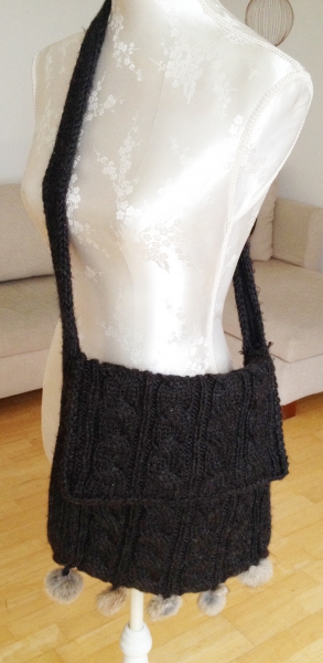 NEU Süße Strick-Schultertasche mit Fellbommeln