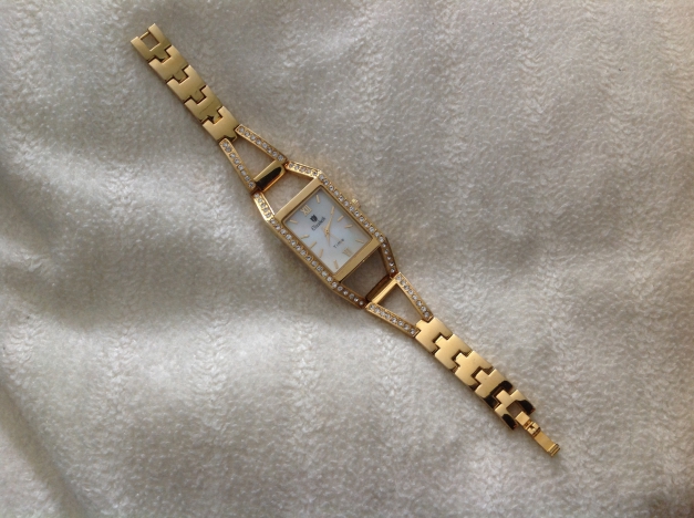 Goldene Uhr mit Glitzersteinchen