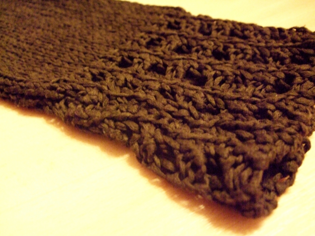 Brauner Strickpullover mit Grobstrick-Kragen