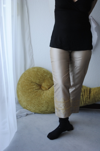 Hose schwarz Satin 34 36 mit  Stickerei in gold