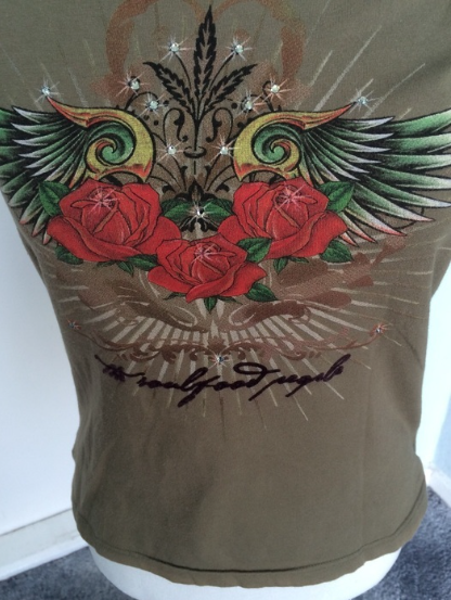 grünes Shirt mit Strasssteinen