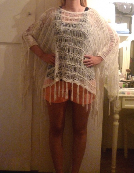 weißer luftiger Poncho mit Fransen