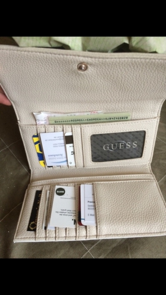 Schöner Guess Portmonaie/ Geldbörse 