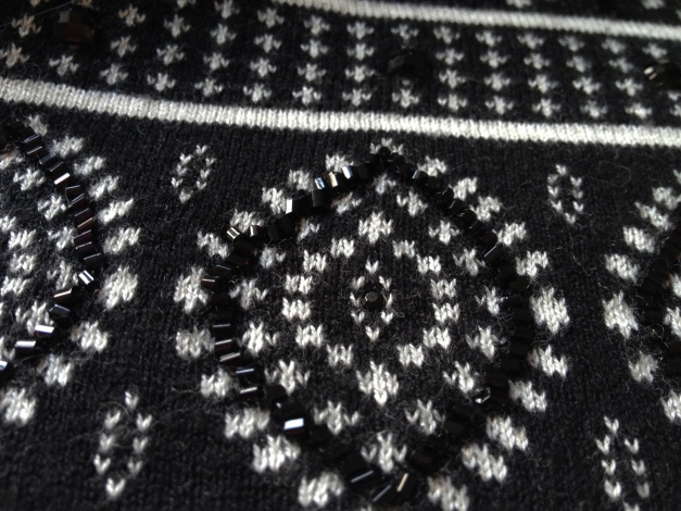 Toller Schal mit Azteken-Muster und schwarzen Perlen NEU