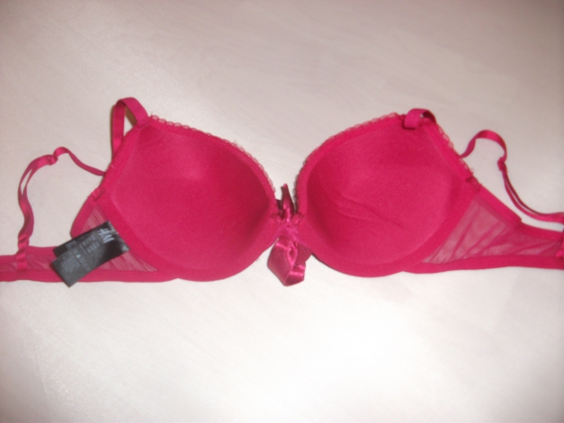 Roter BH mit Spitze und Pallietten
