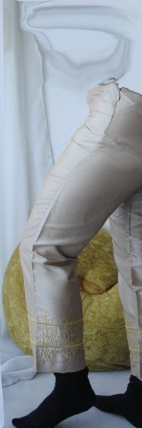 Hose schwarz Satin 34 36 mit  Stickerei in gold