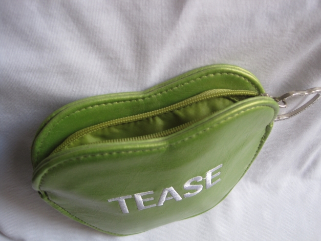 Schminktasche von DKNY in Apfelform