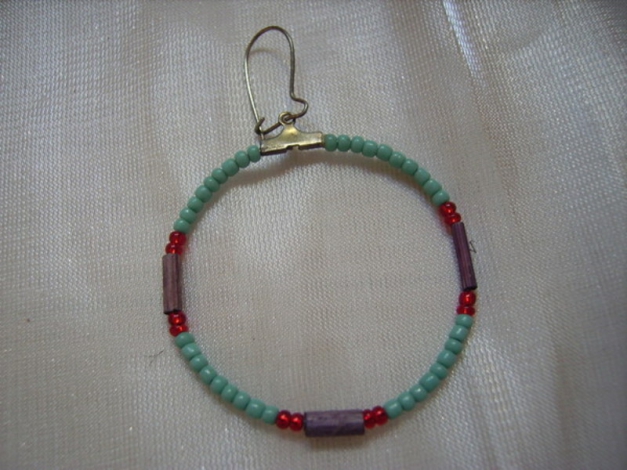 Indianer-Unikats-Ohrring im Solodesign mit filigranen Perlenelementen.Topstyle