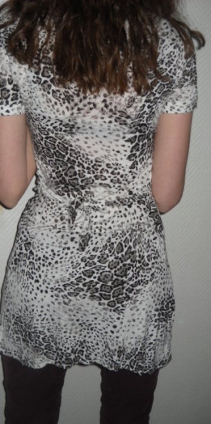 Leo Print Kleid Longshirt Leopard Tiger T Shirt Tunika Minikleid weiß schwarz grau XS S M 34 36 38 NEU