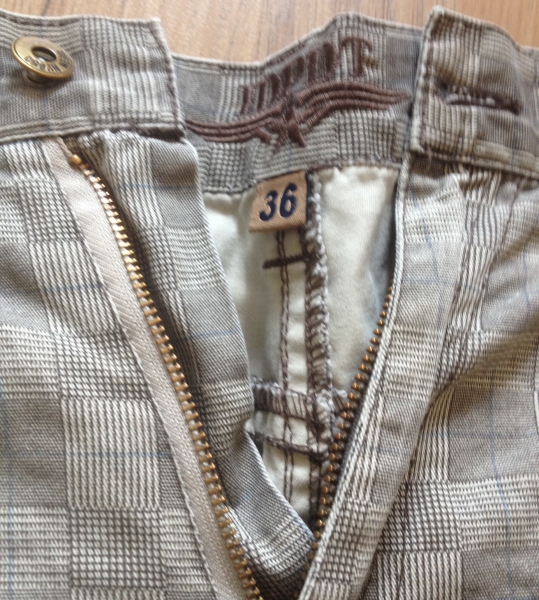 Kurze Hose kariert mit Gürtel